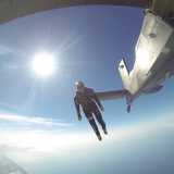 Una foto di Mario Fattoruso poco dopo essersi lanciato dall'aereo